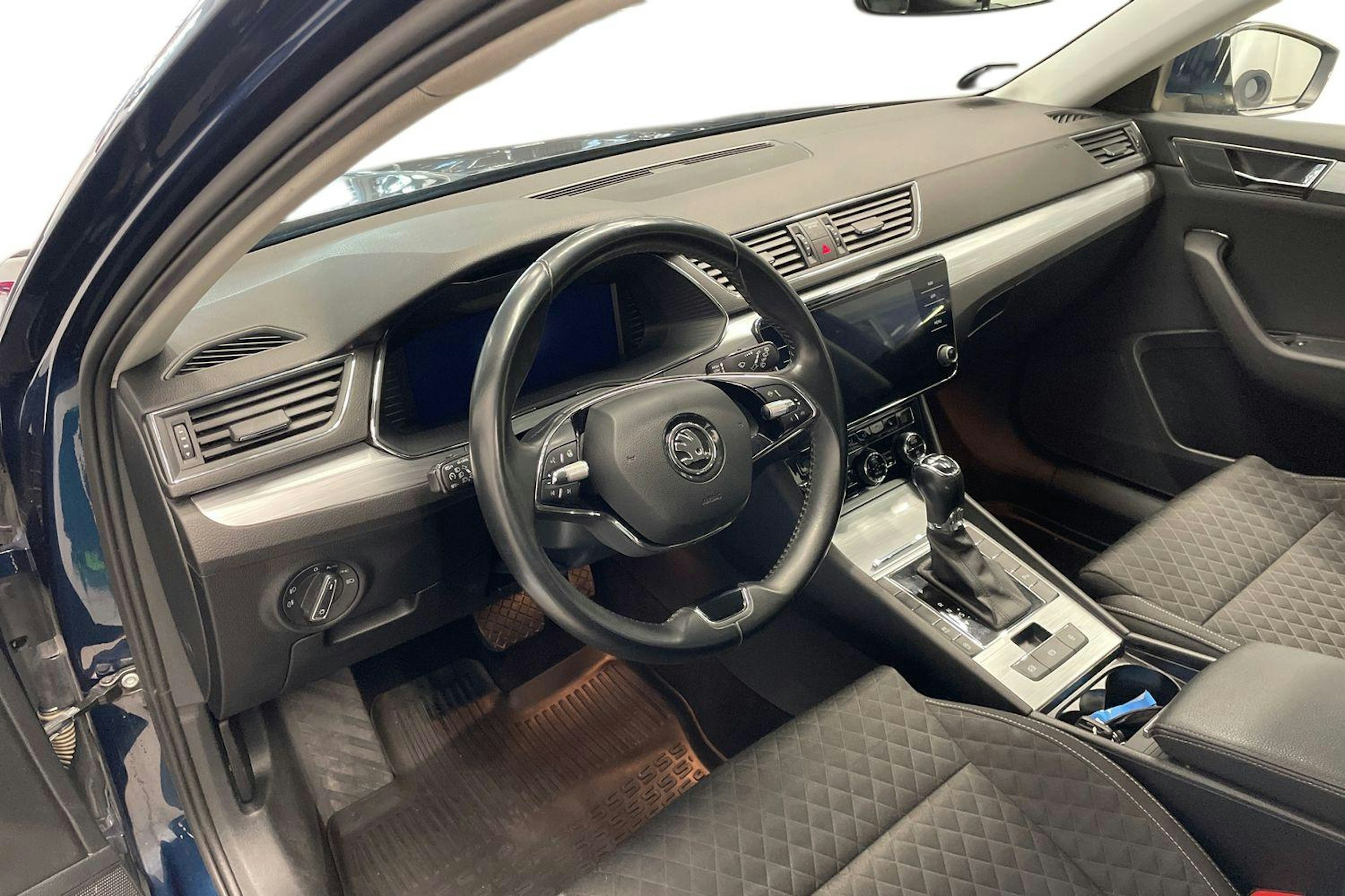 sininen Skoda Superb 2022 kuva 6.