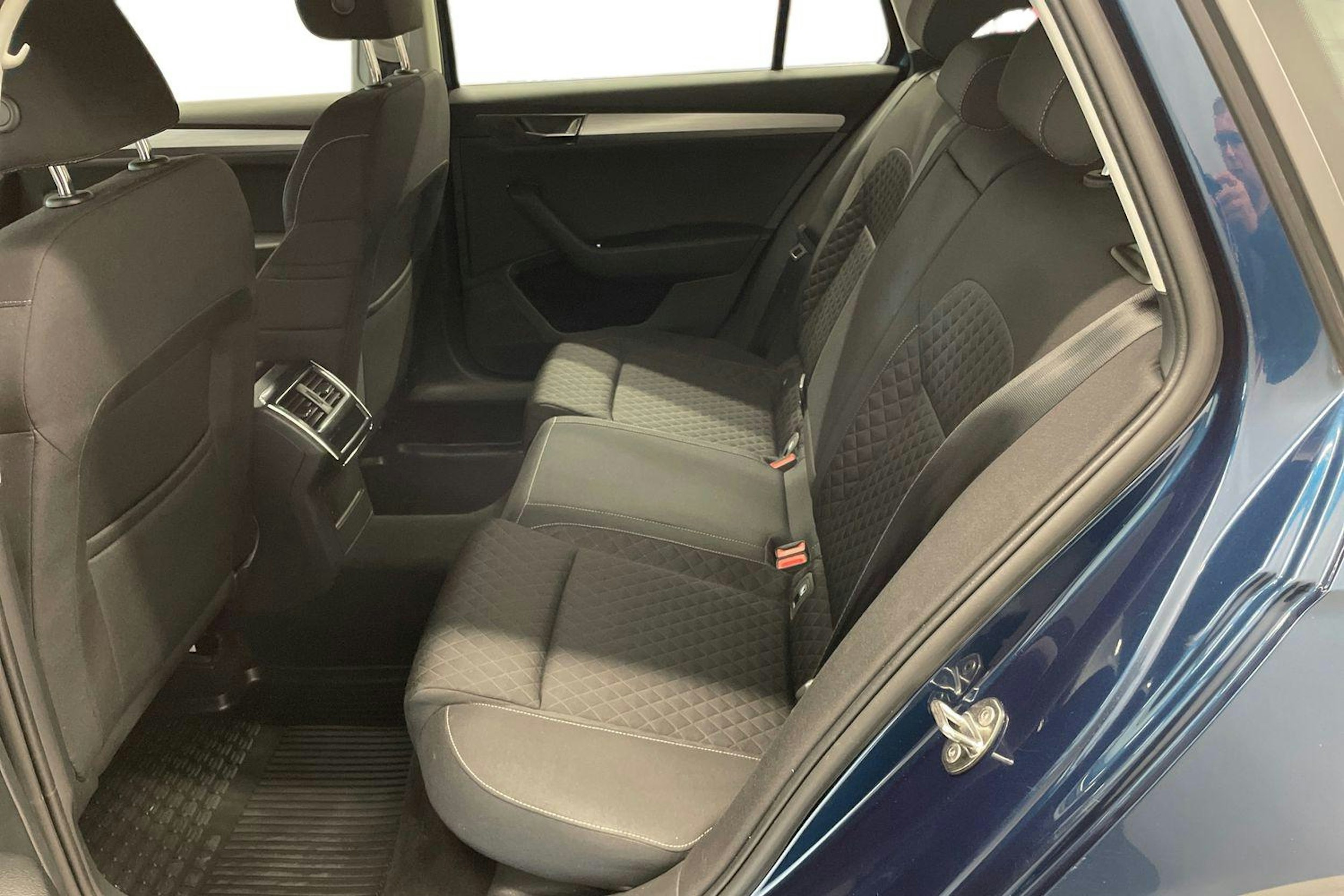 sininen Skoda Superb 2022 kuva 8.