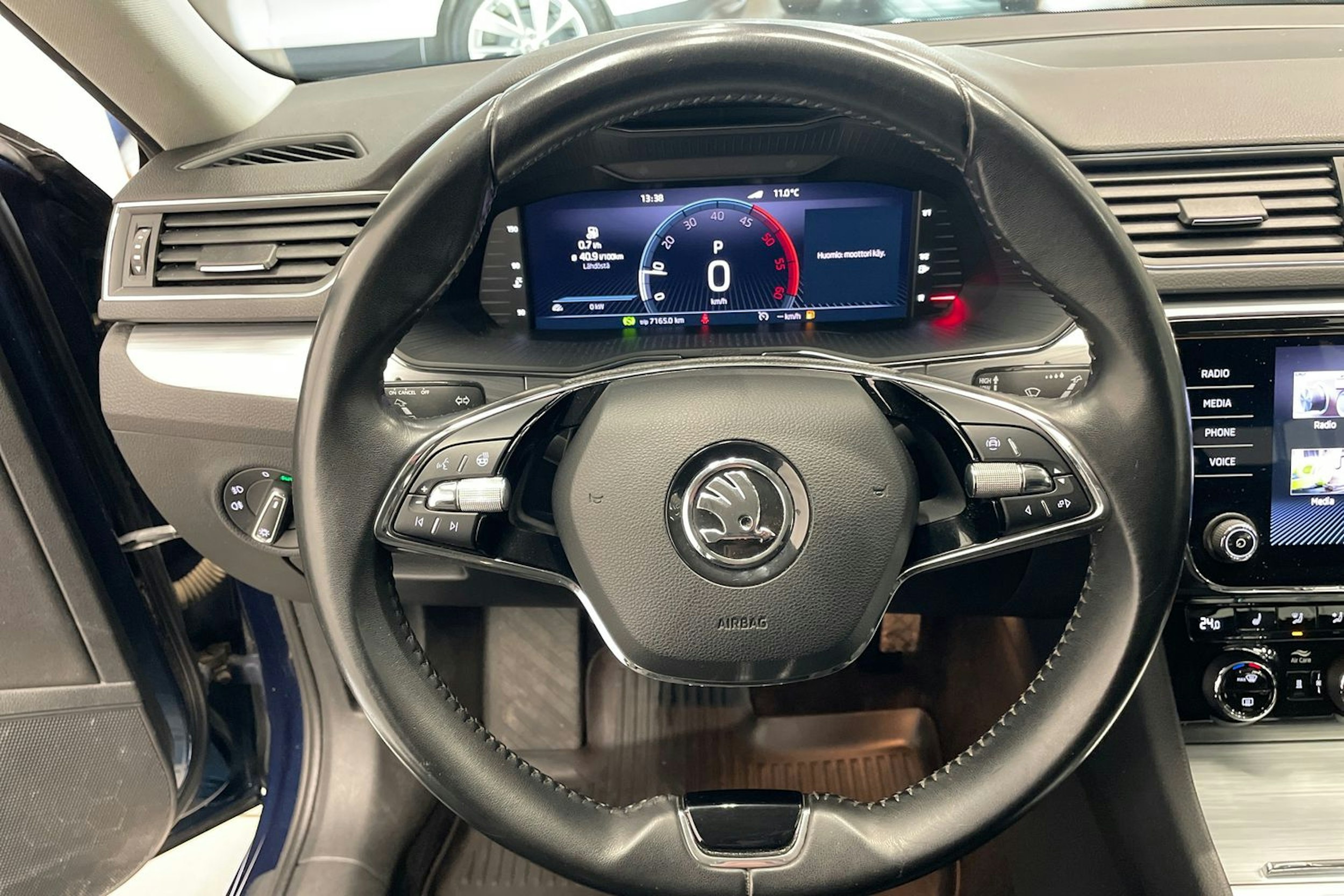 sininen Skoda Superb 2022 kuva 11.