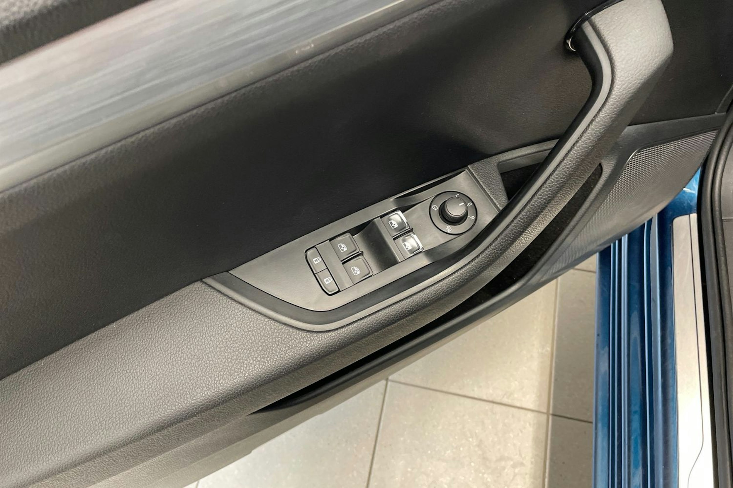 sininen Skoda Superb 2022 kuva 17.