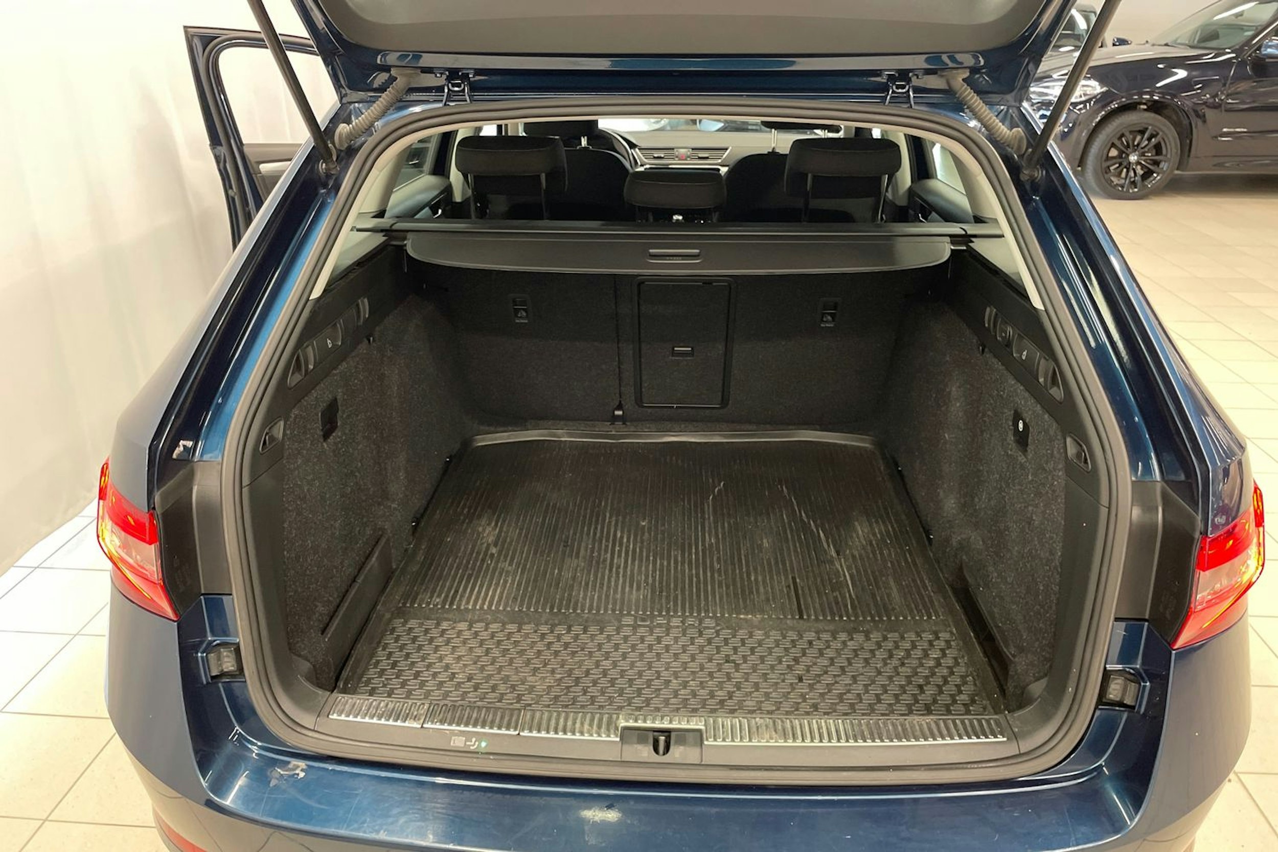 sininen Skoda Superb 2022 kuva 19.