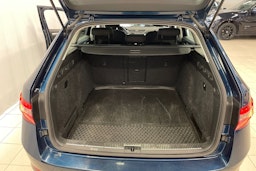 sininen Skoda Superb 2022 kuva 19.