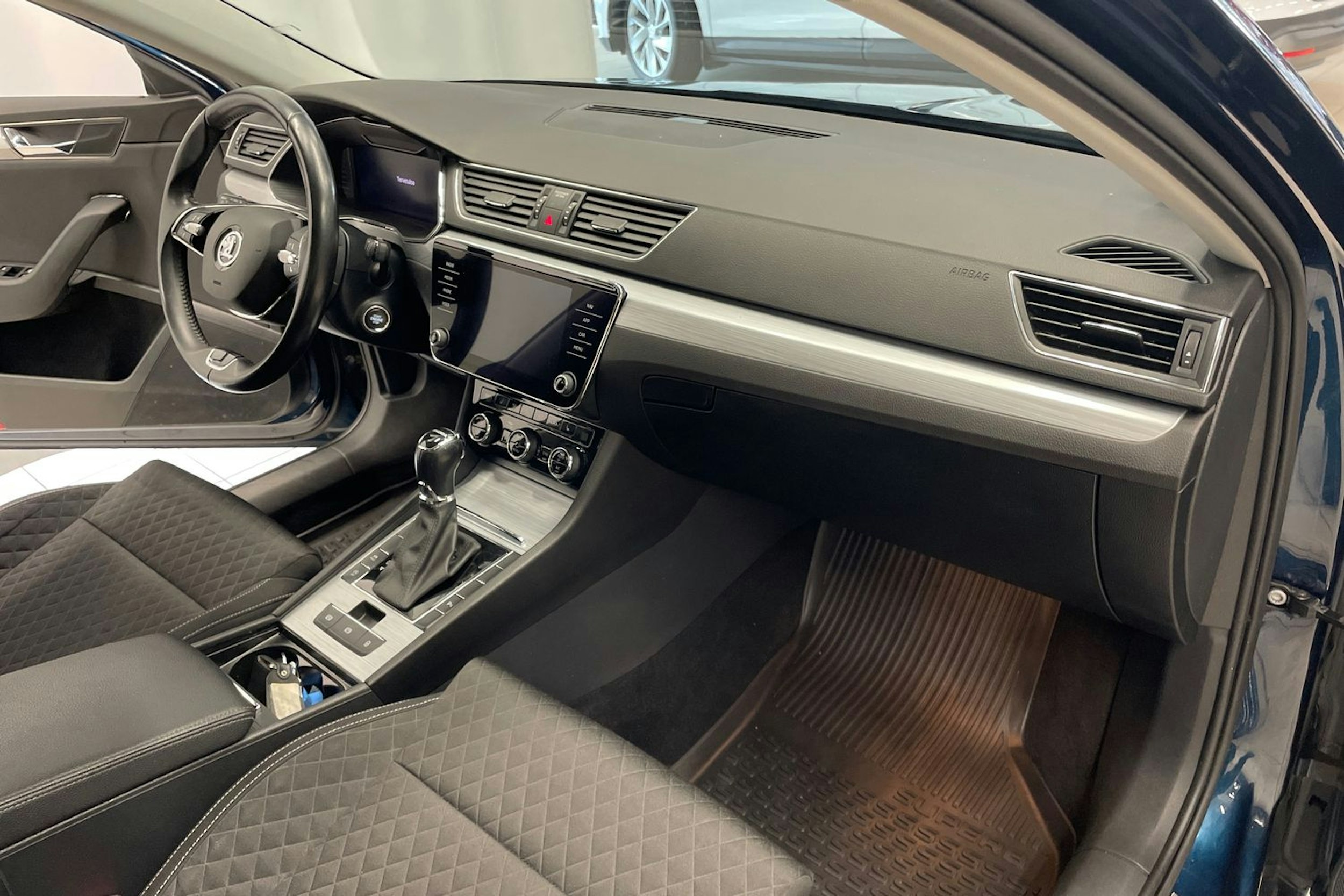 sininen Skoda Superb 2022 kuva 24.