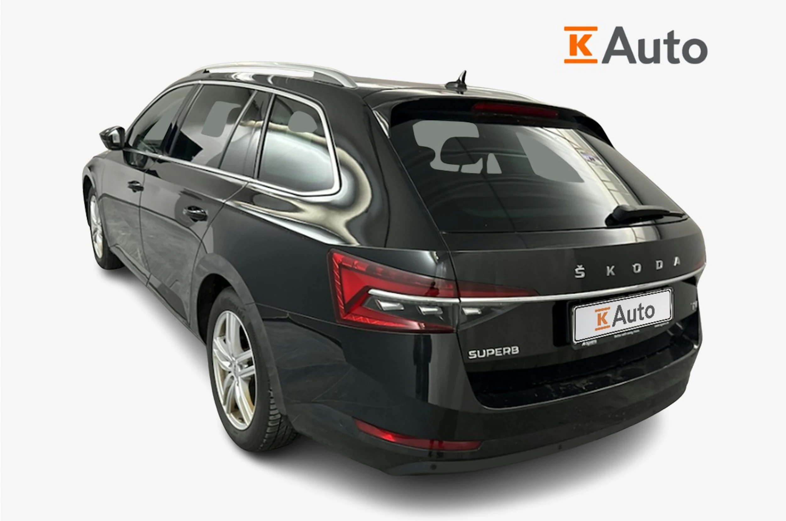 musta Skoda Superb 2023 kuva 2.