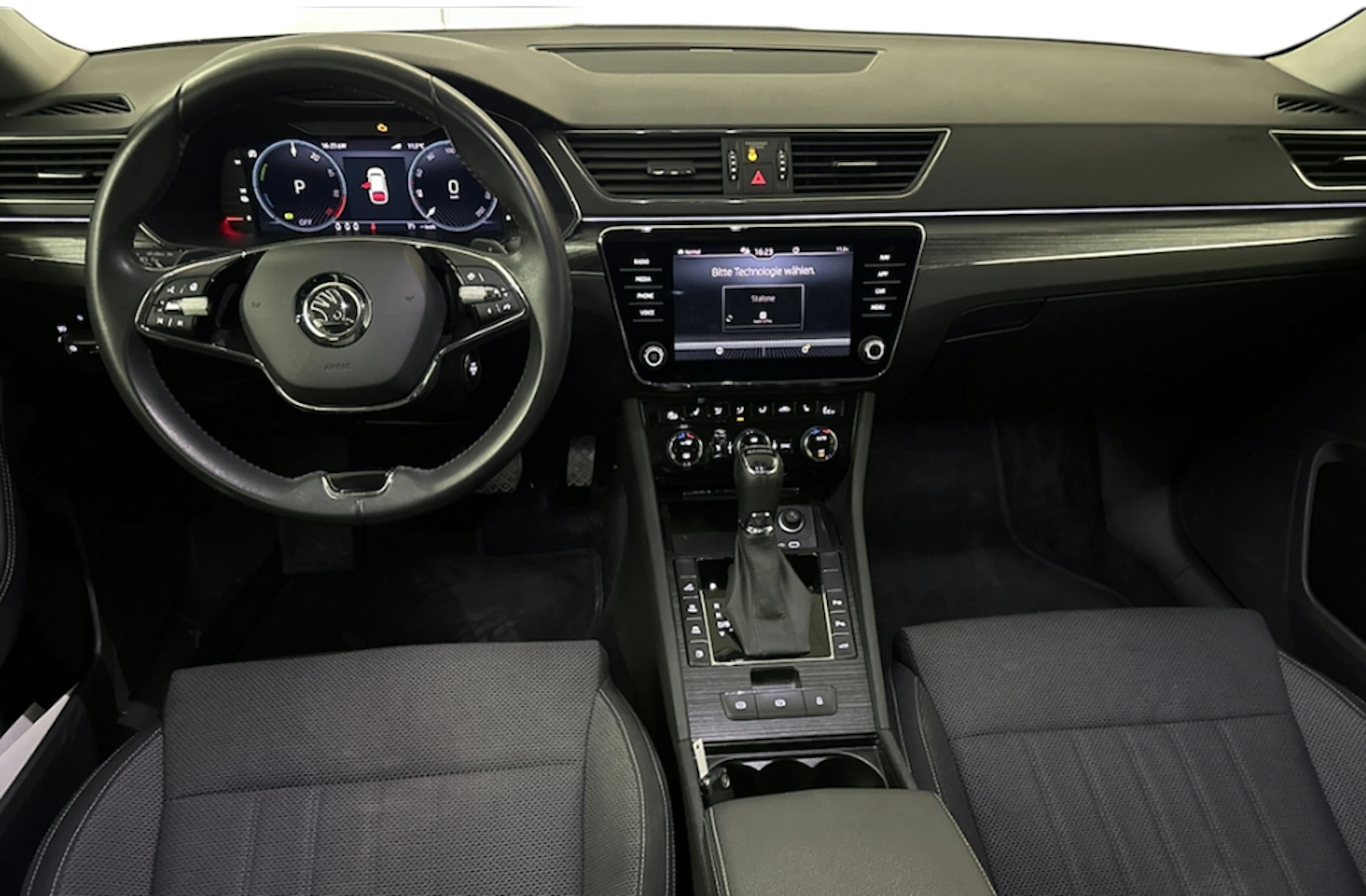 musta Skoda Superb 2023 kuva 5.
