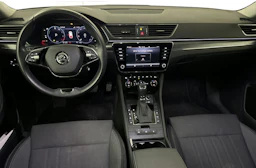 musta Skoda Superb 2023 kuva 5.