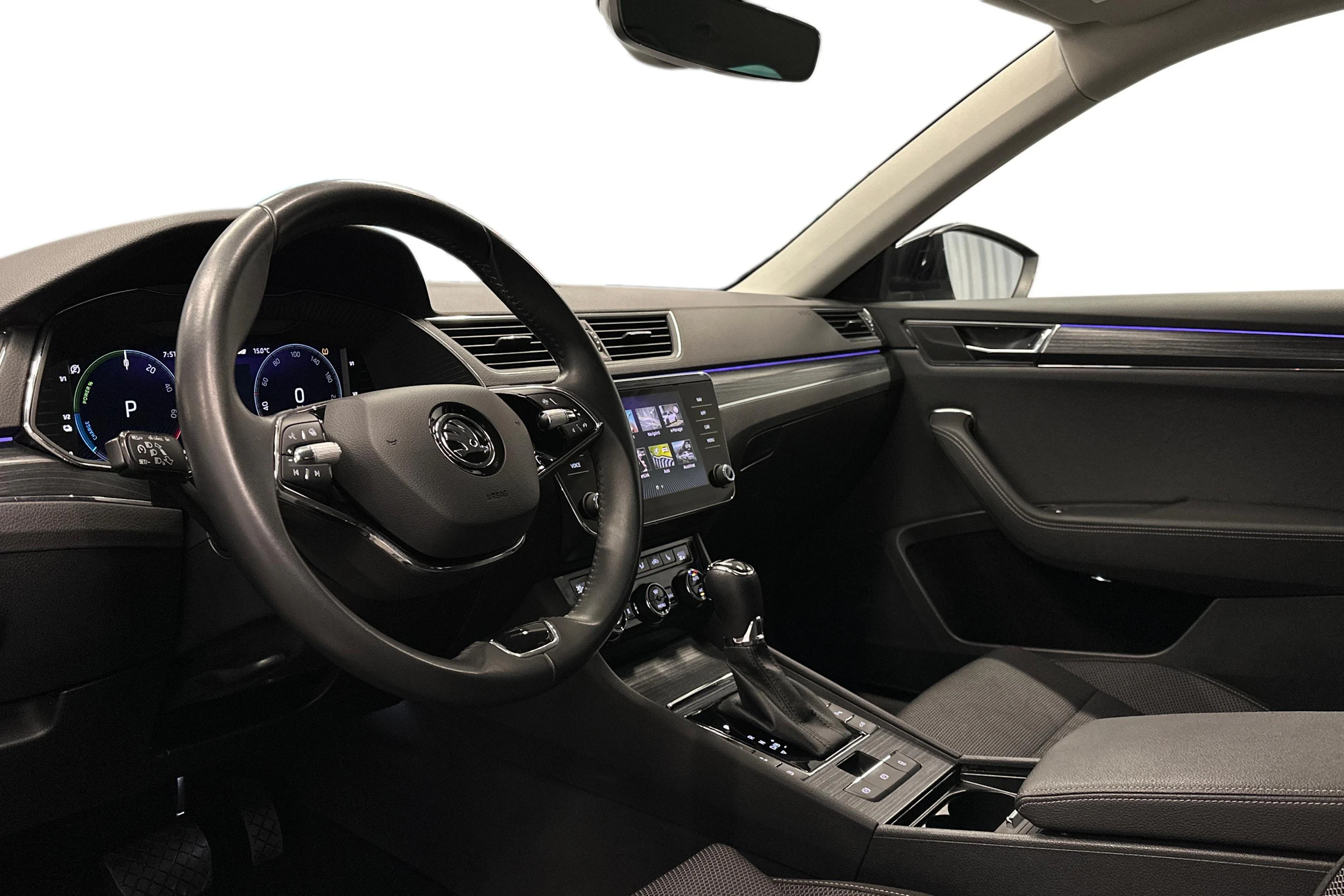 musta Skoda Superb 2023 kuva 8.