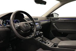 musta Skoda Superb 2023 kuva 8.