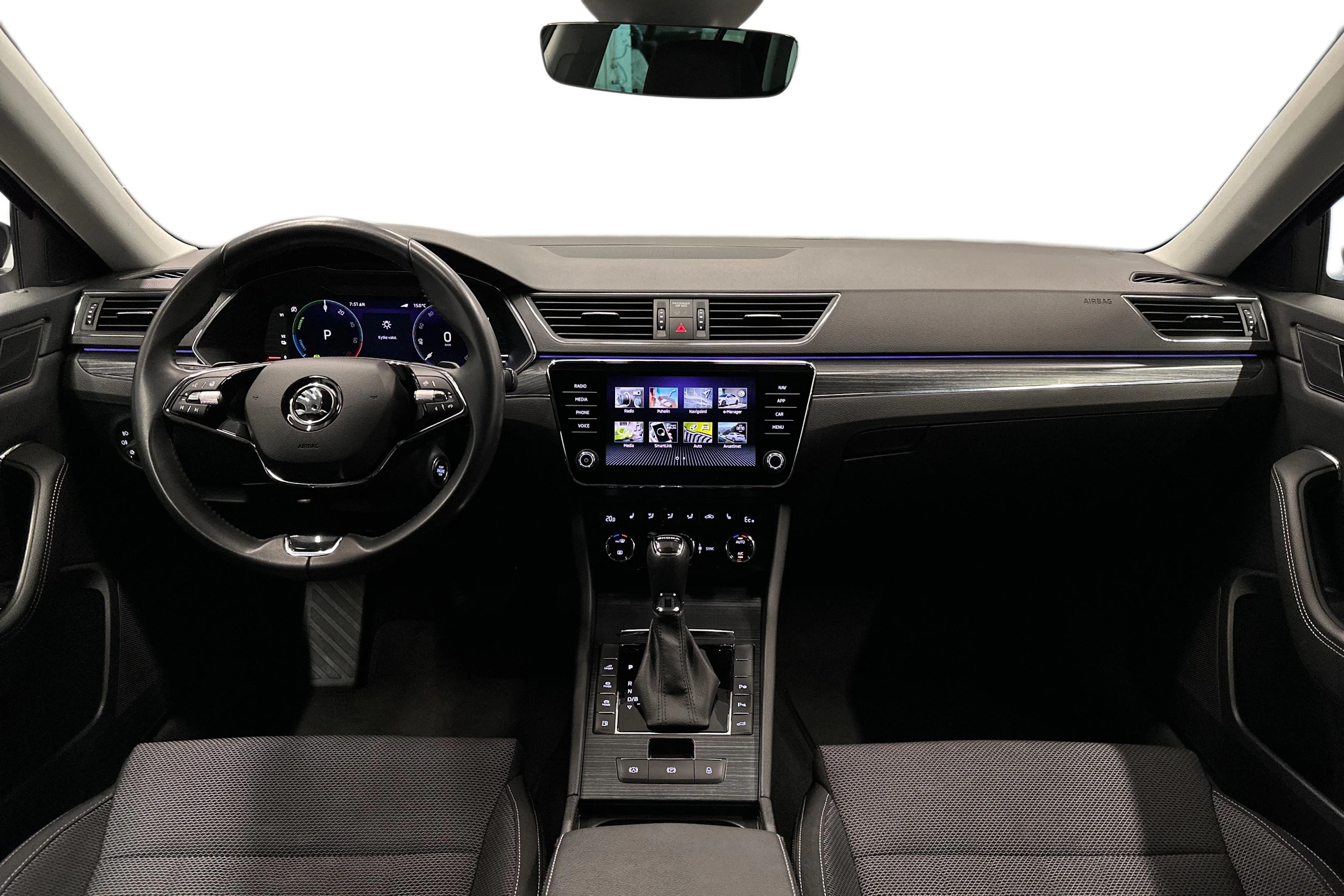 musta Skoda Superb 2023 kuva 9.