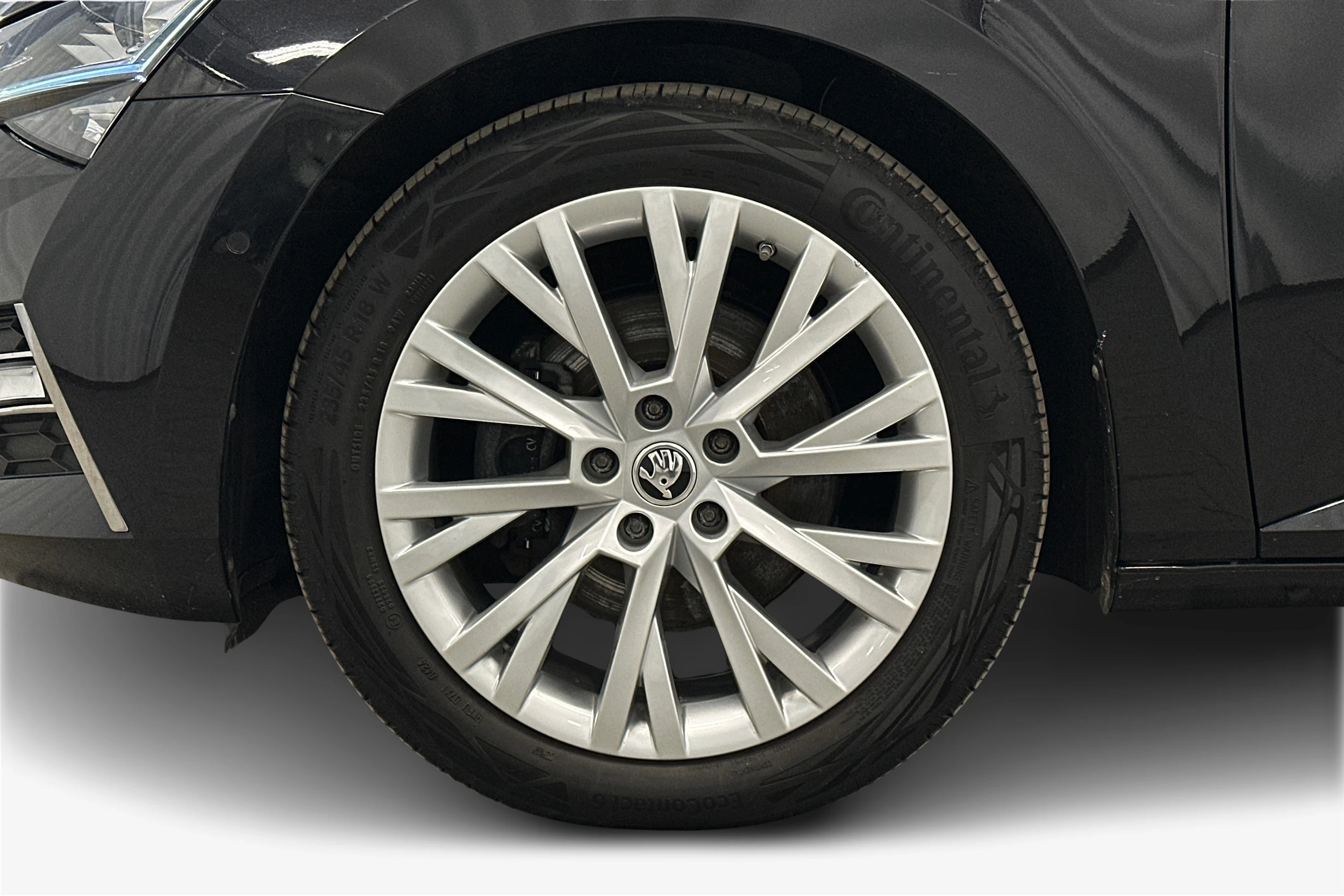 musta Skoda Superb 2023 kuva 12.