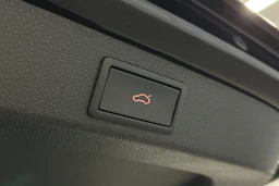 musta Skoda Superb 2023 kuva 16.