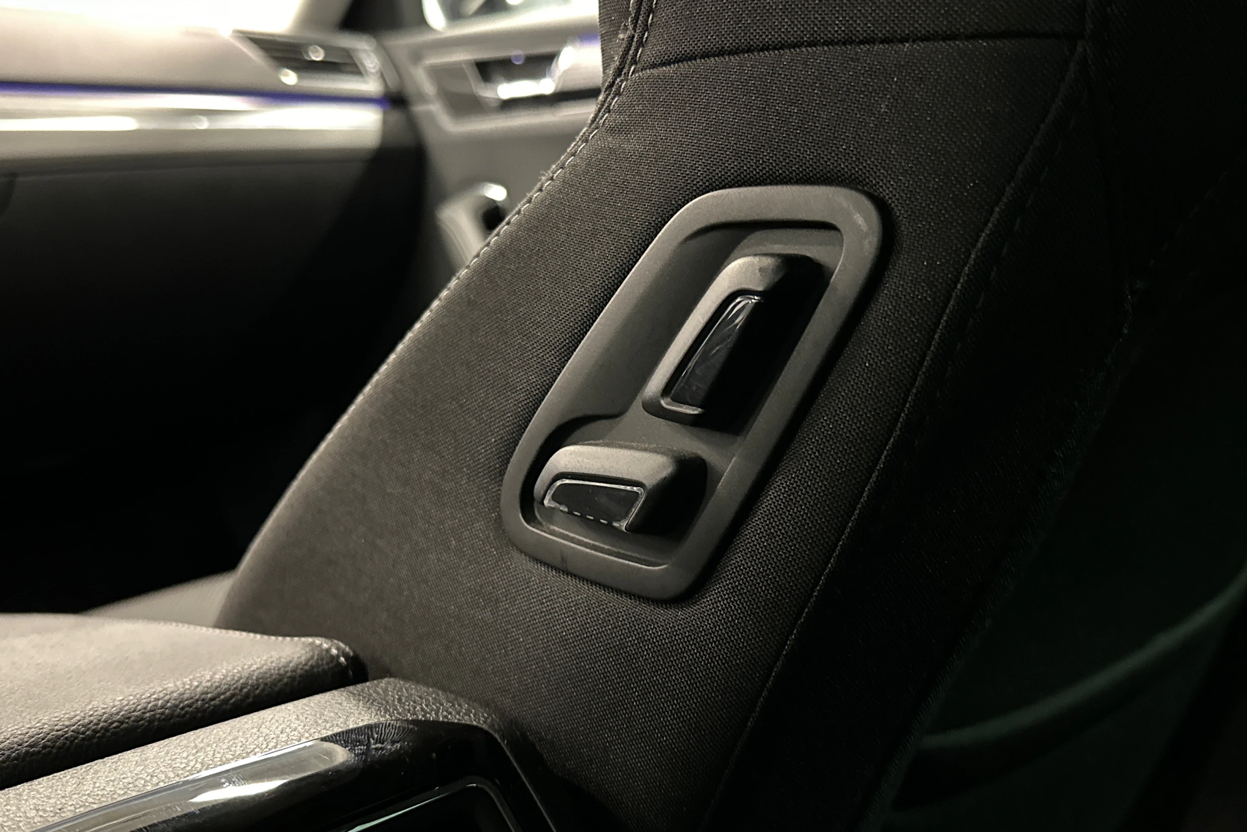 musta Skoda Superb 2023 kuva 18.