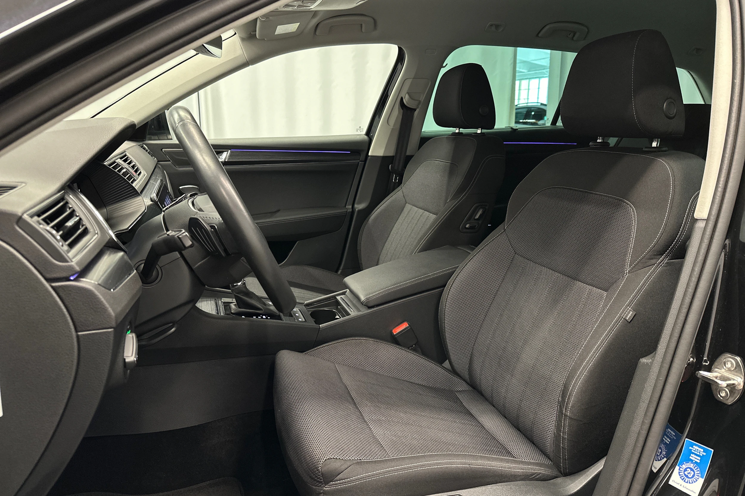 musta Skoda Superb 2023 kuva 19.