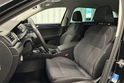 musta Skoda Superb 2023 kuva 19.