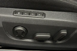 musta Skoda Superb 2023 kuva 20.