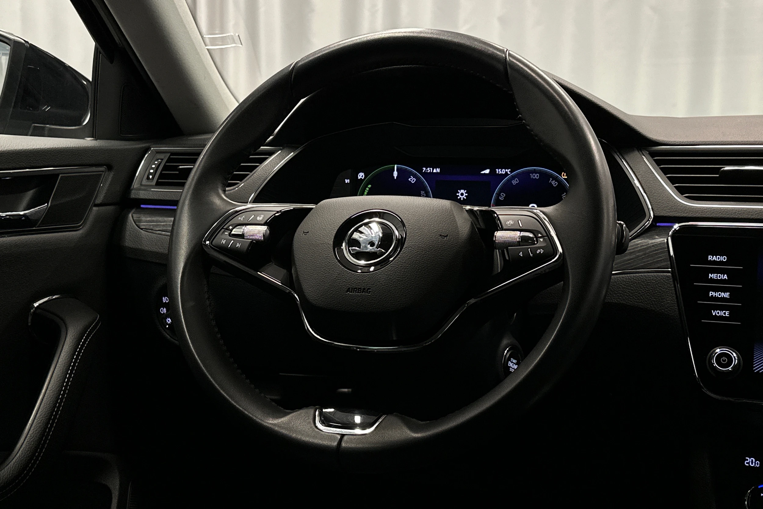 musta Skoda Superb 2023 kuva 22.