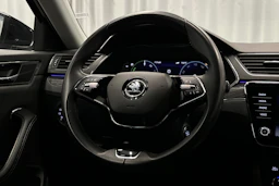 musta Skoda Superb 2023 kuva 22.