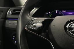 musta Skoda Superb 2023 kuva 23.