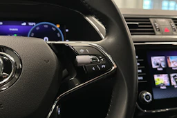 musta Skoda Superb 2023 kuva 24.