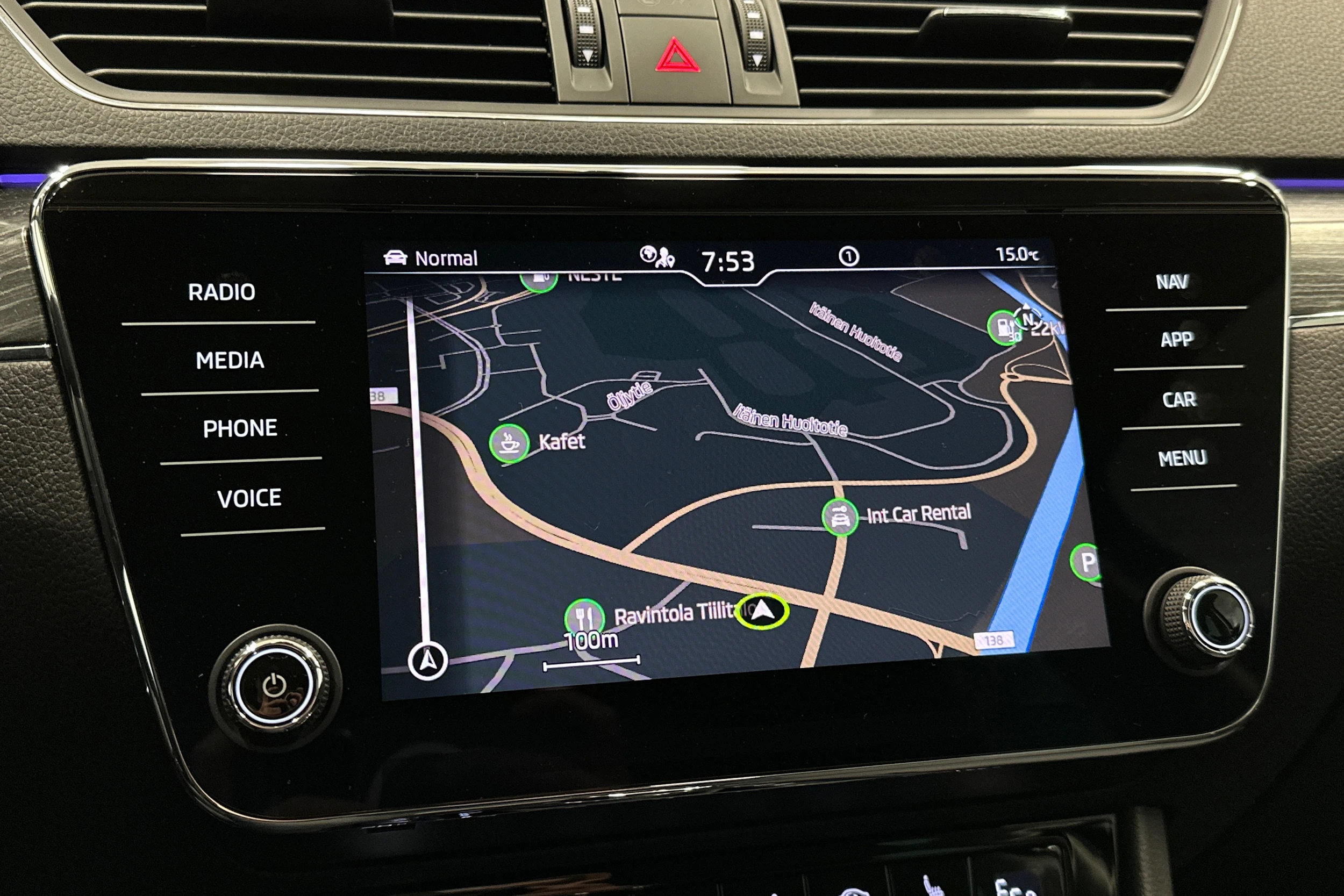 musta Skoda Superb 2023 kuva 26.