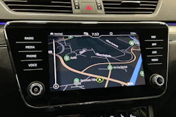 musta Skoda Superb 2023 kuva 26.