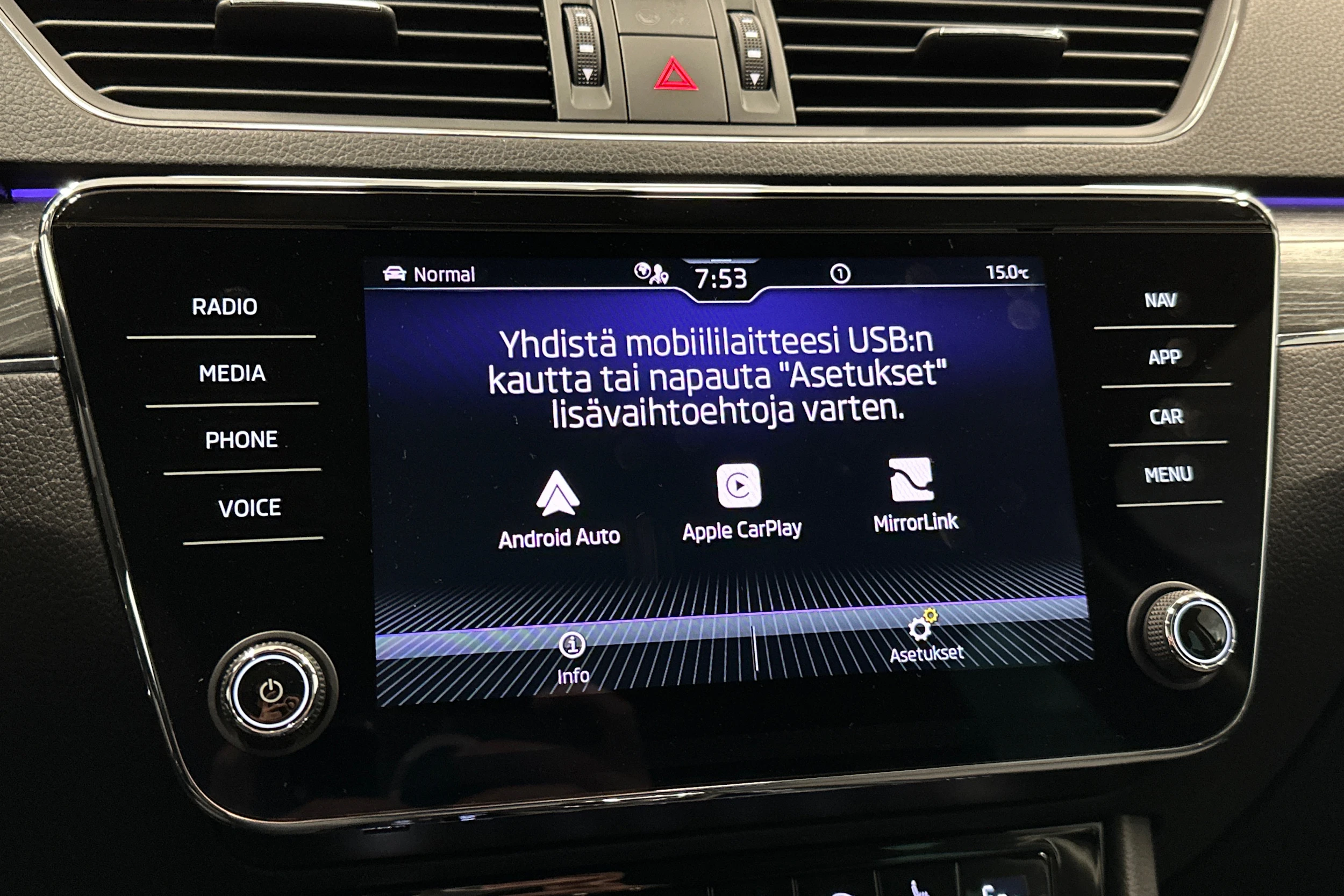 musta Skoda Superb 2023 kuva 27.