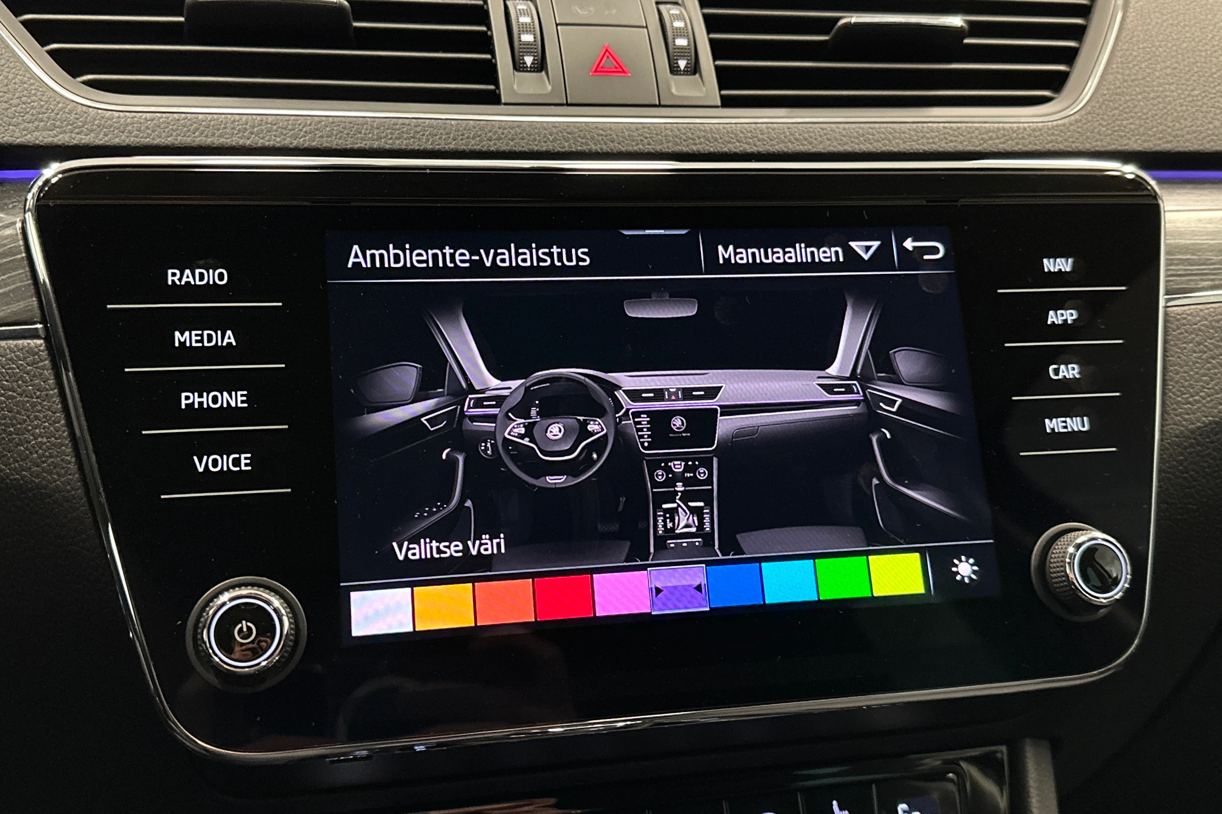 musta Skoda Superb 2023 kuva 28.