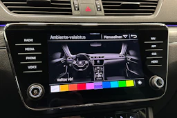 musta Skoda Superb 2023 kuva 28.