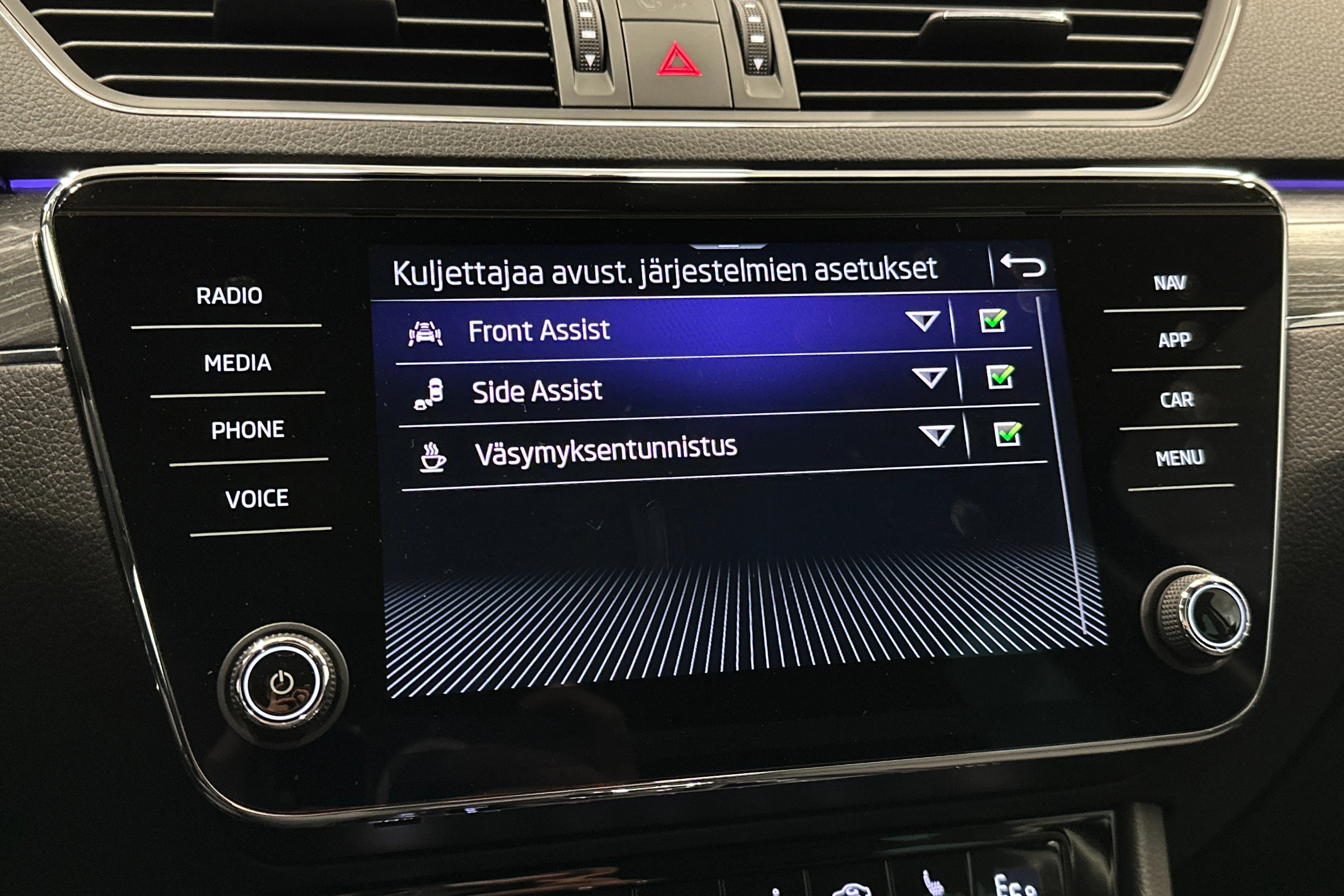 musta Skoda Superb 2023 kuva 29.
