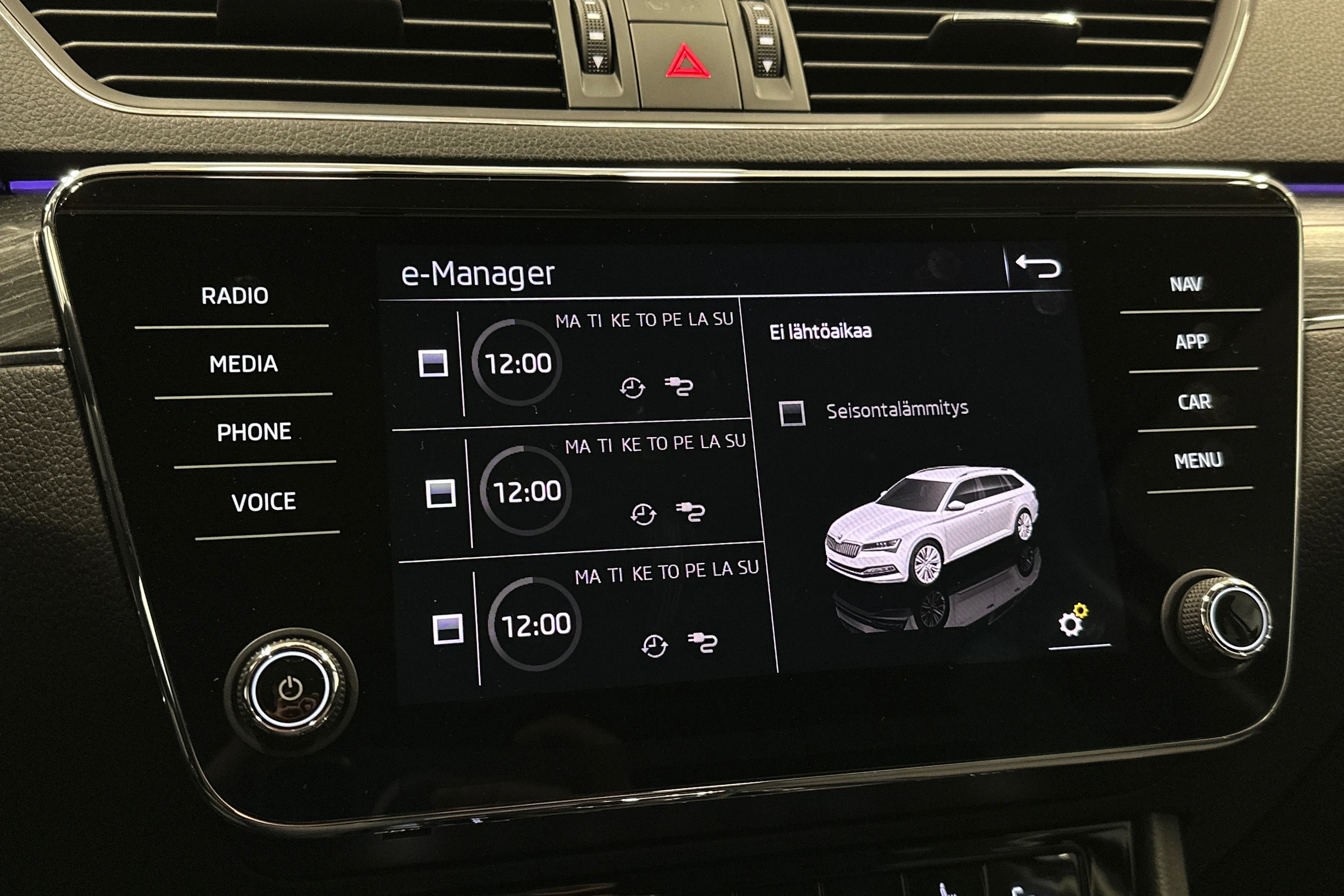 musta Skoda Superb 2023 kuva 30.
