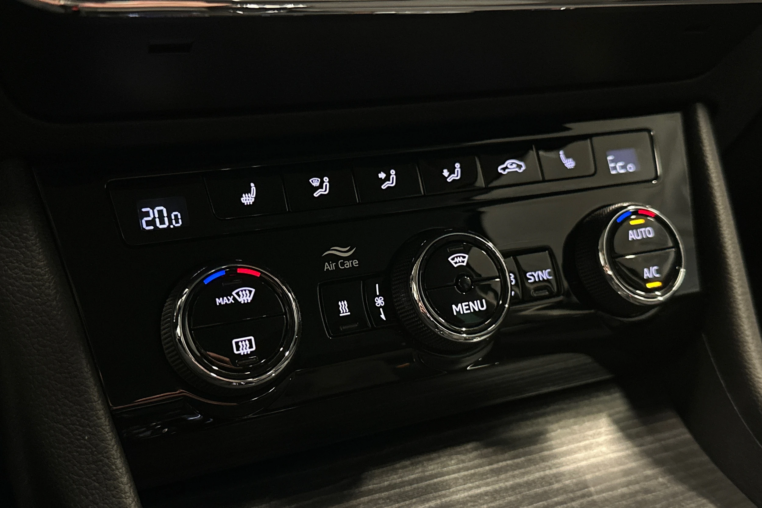 musta Skoda Superb 2023 kuva 32.