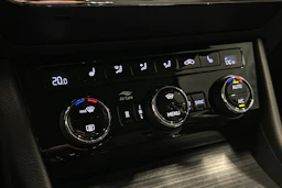 musta Skoda Superb 2023 kuva 32.