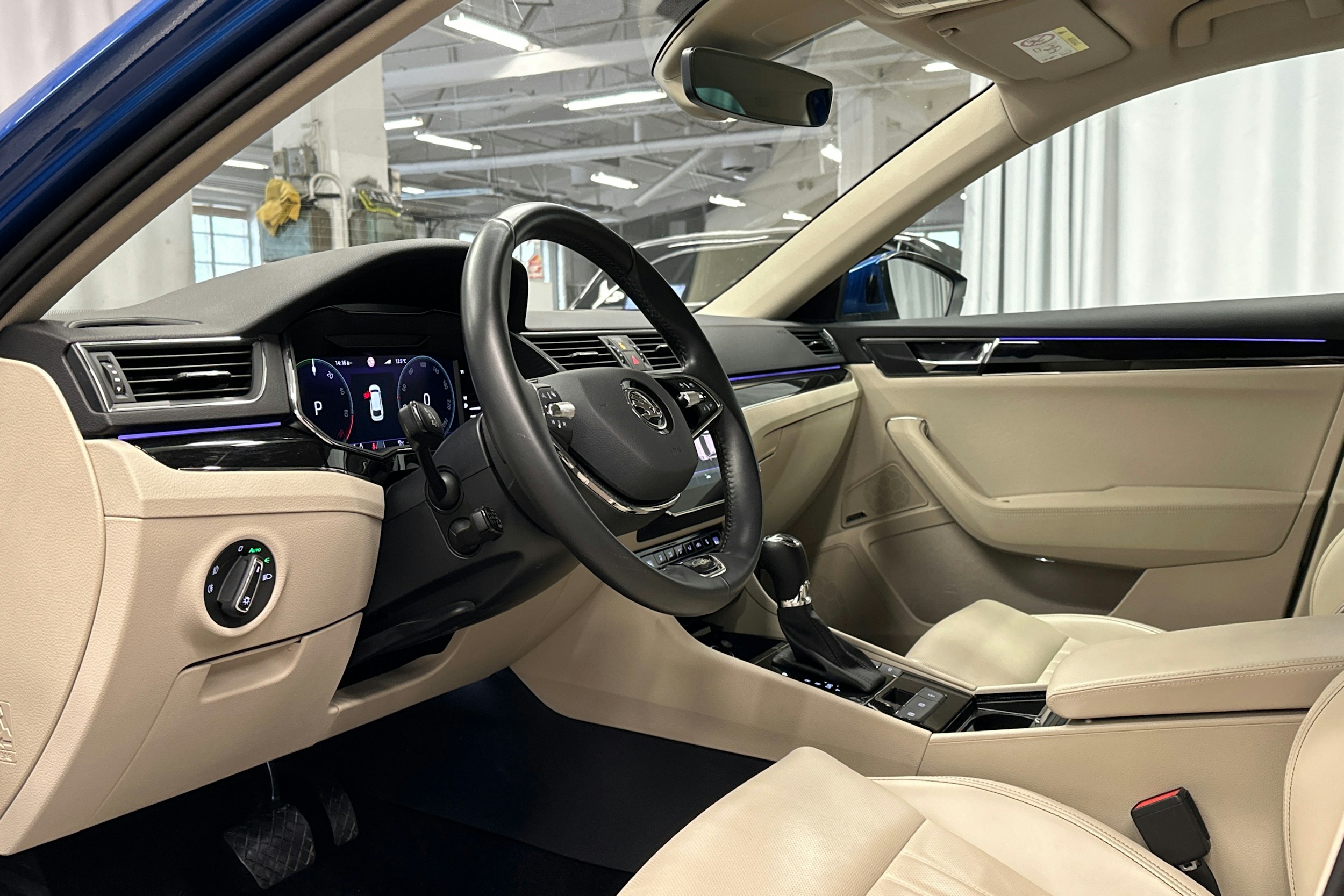 sininen Skoda Superb 2023 kuva 7.