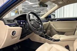 sininen Skoda Superb 2023 kuva 7.