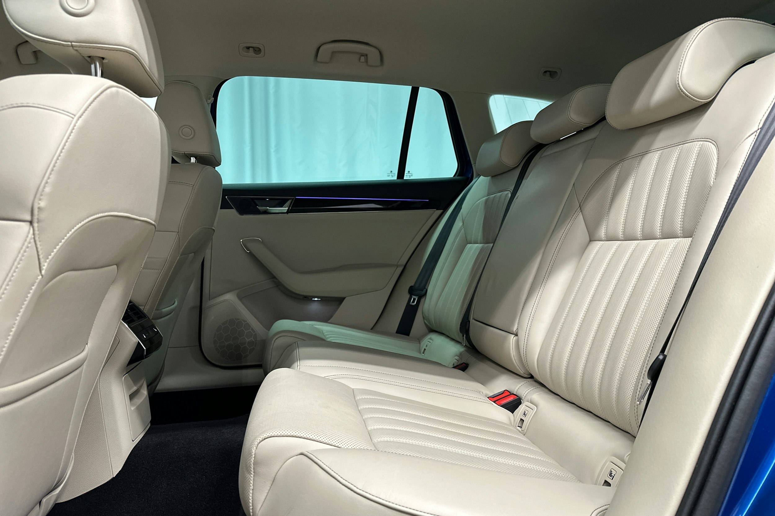 sininen Skoda Superb 2023 kuva 10.