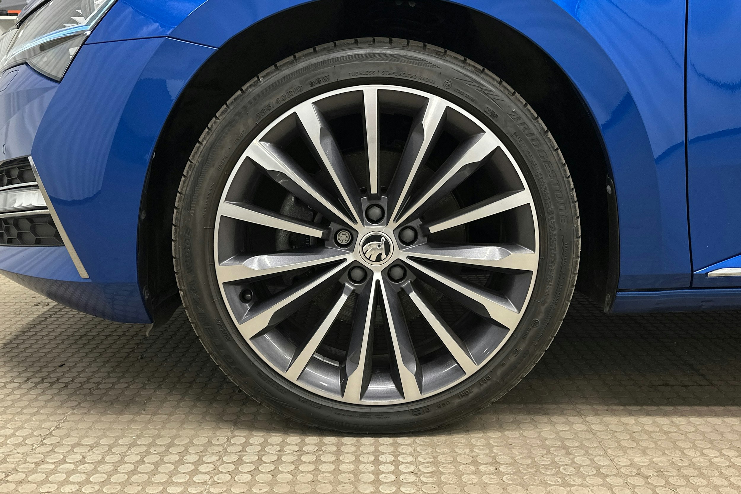 sininen Skoda Superb 2023 kuva 11.