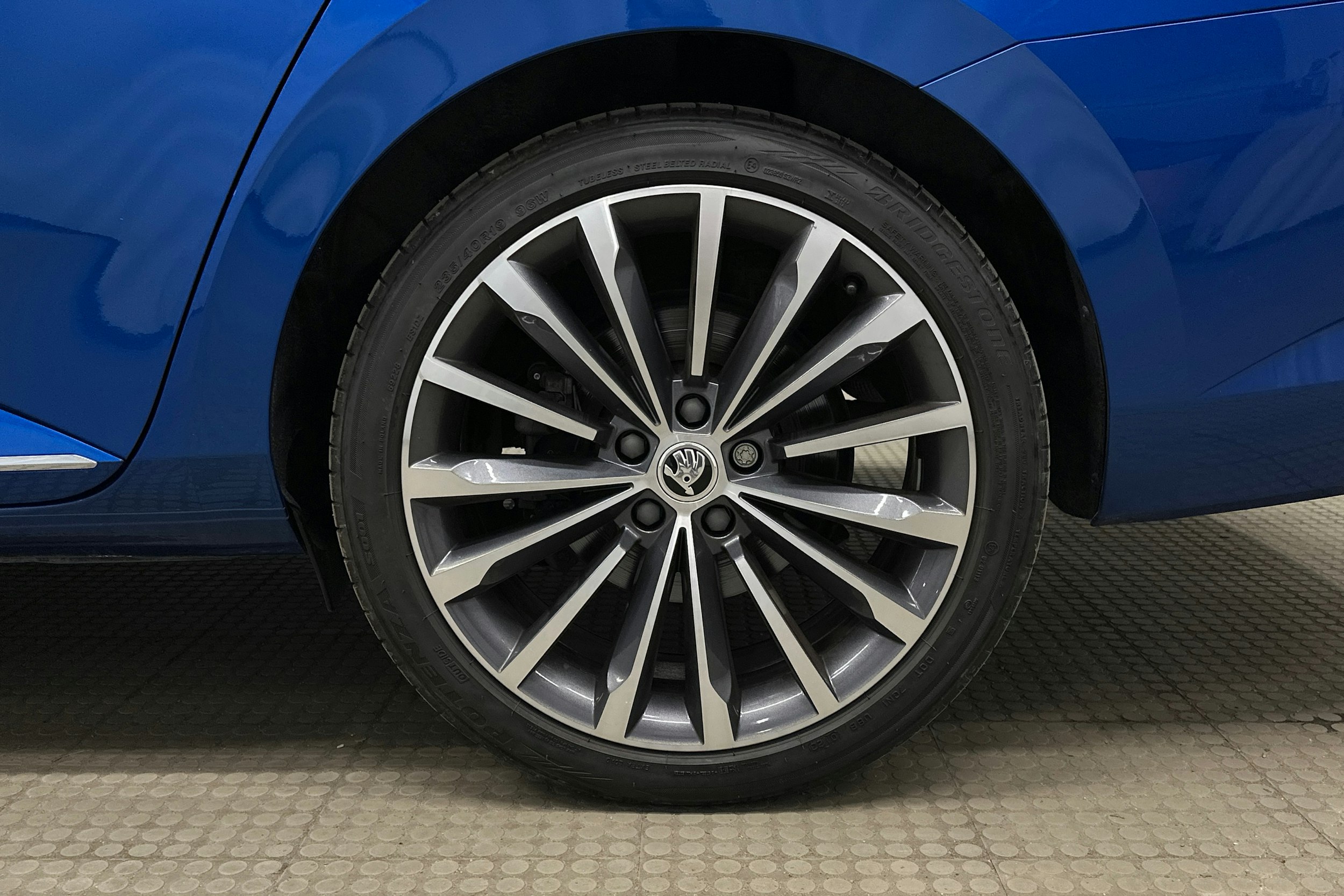 sininen Skoda Superb 2023 kuva 13.