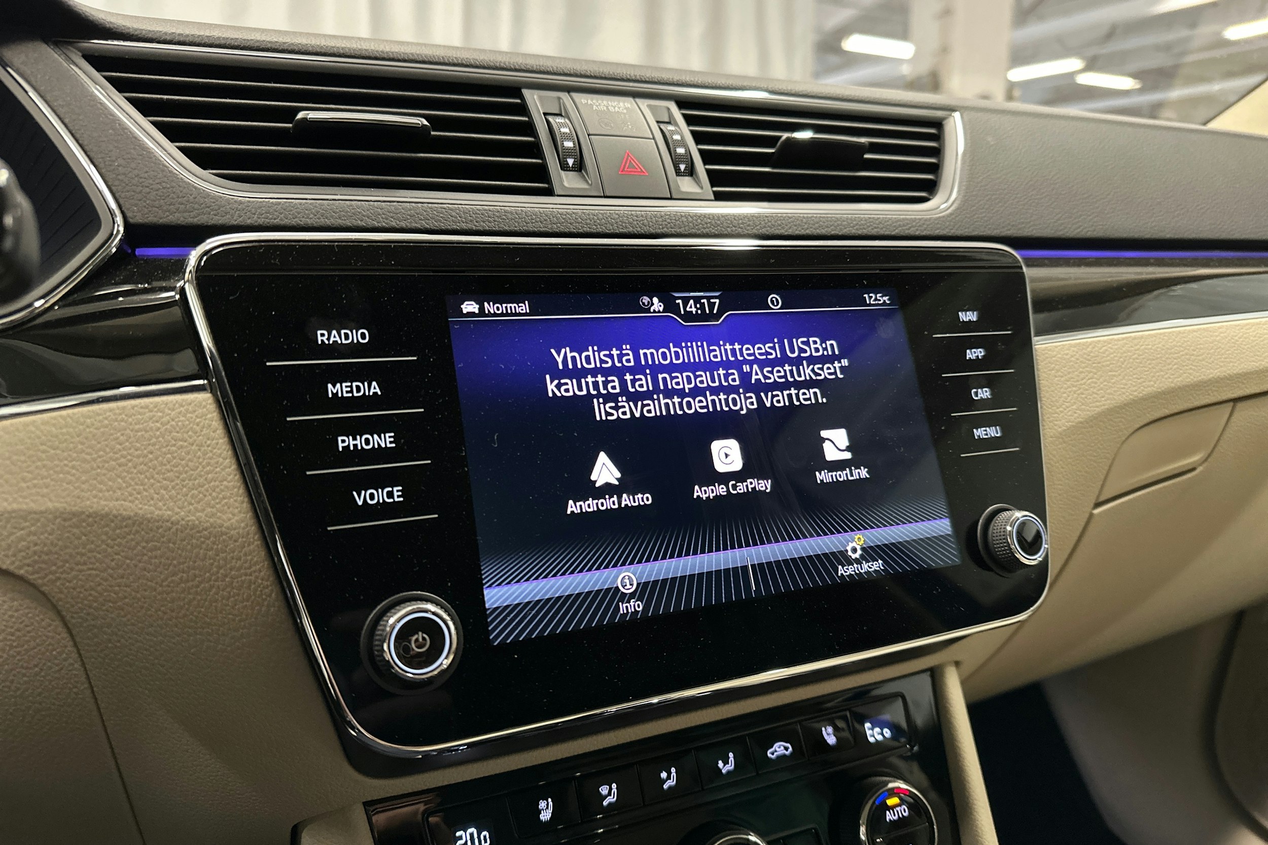 sininen Skoda Superb 2023 kuva 18.