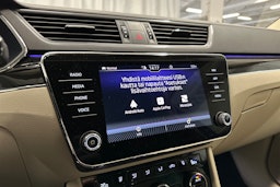 sininen Skoda Superb 2023 kuva 18.