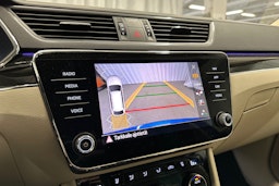 sininen Skoda Superb 2023 kuva 19.