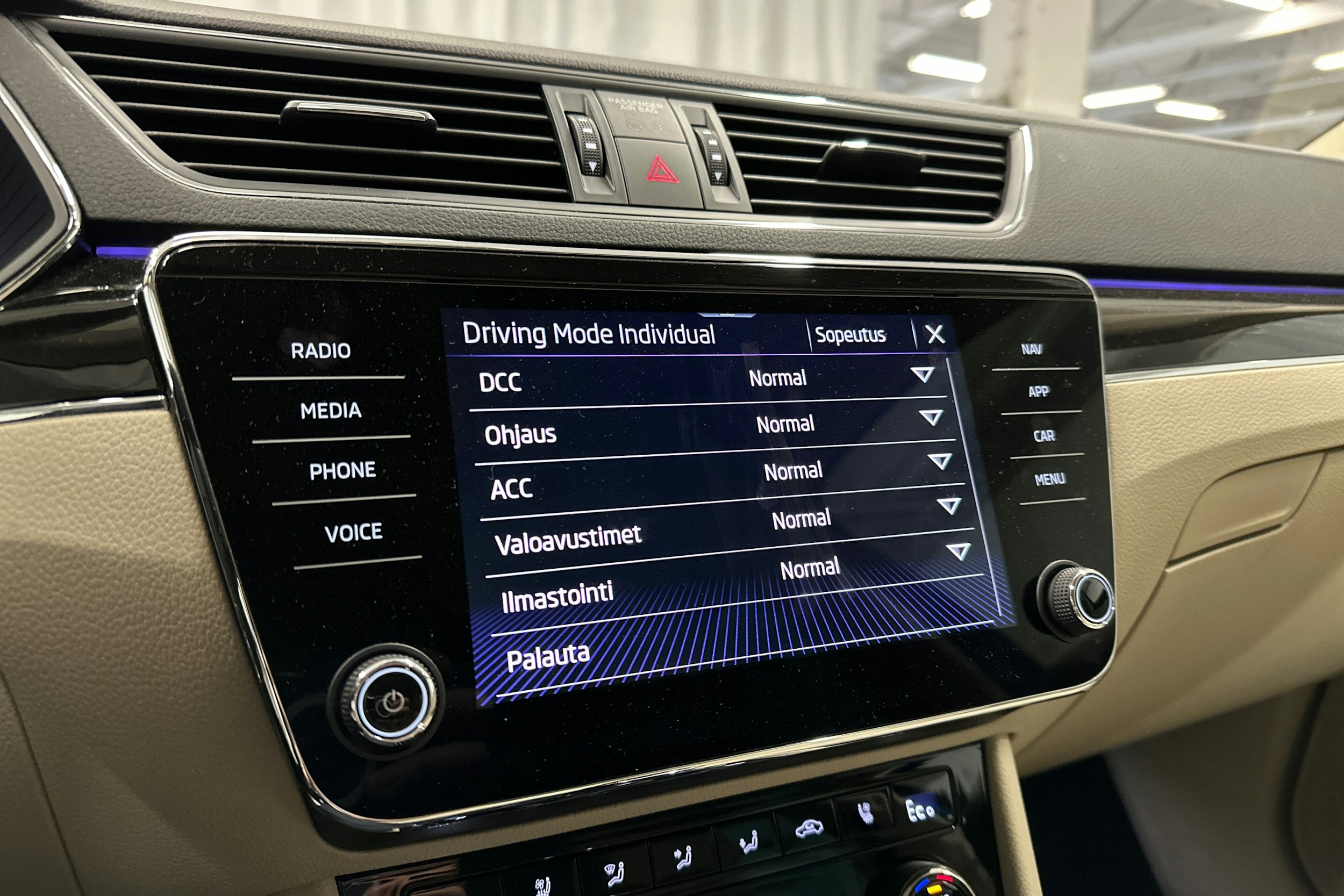 sininen Skoda Superb 2023 kuva 20.