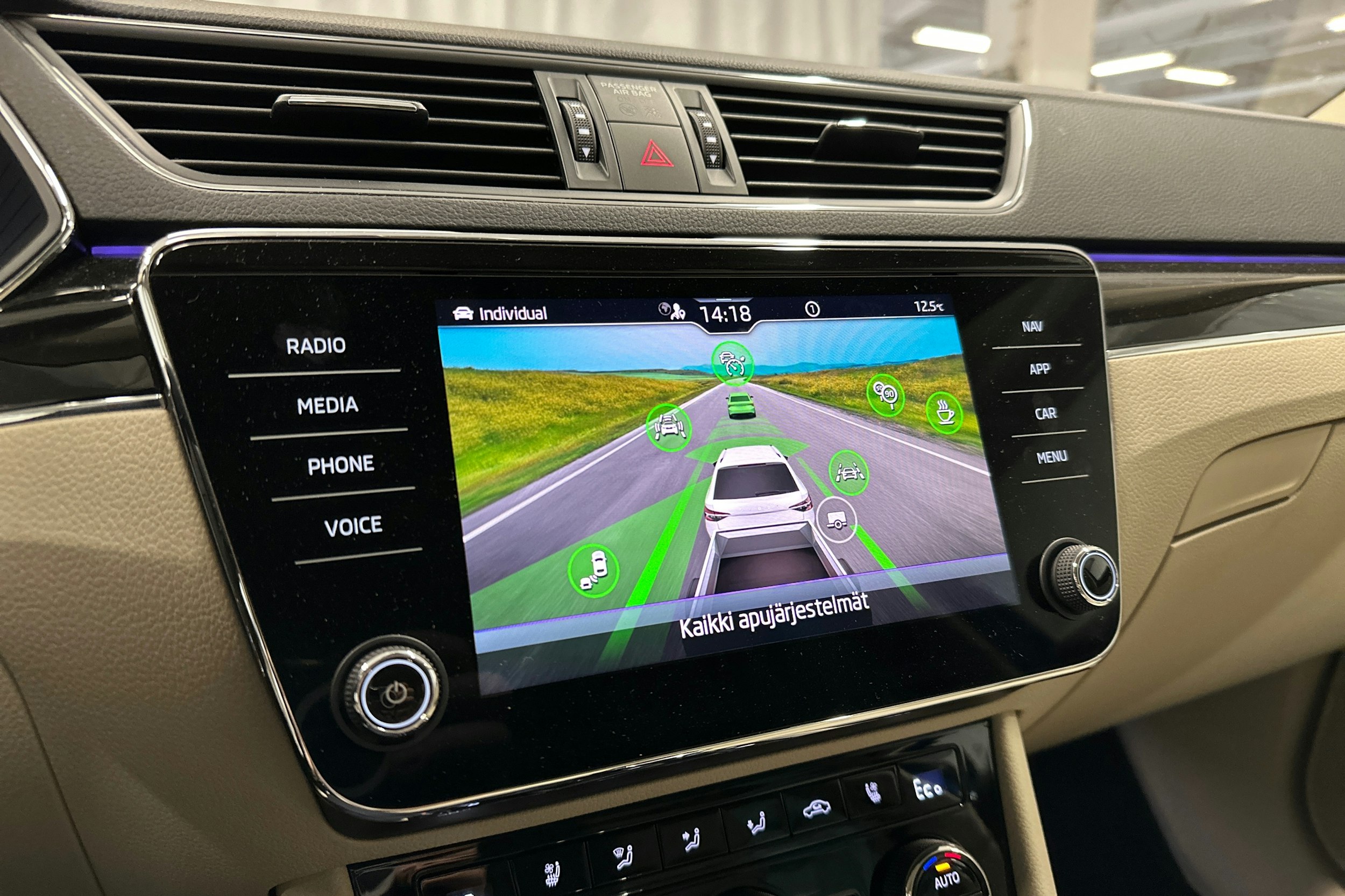 sininen Skoda Superb 2023 kuva 21.