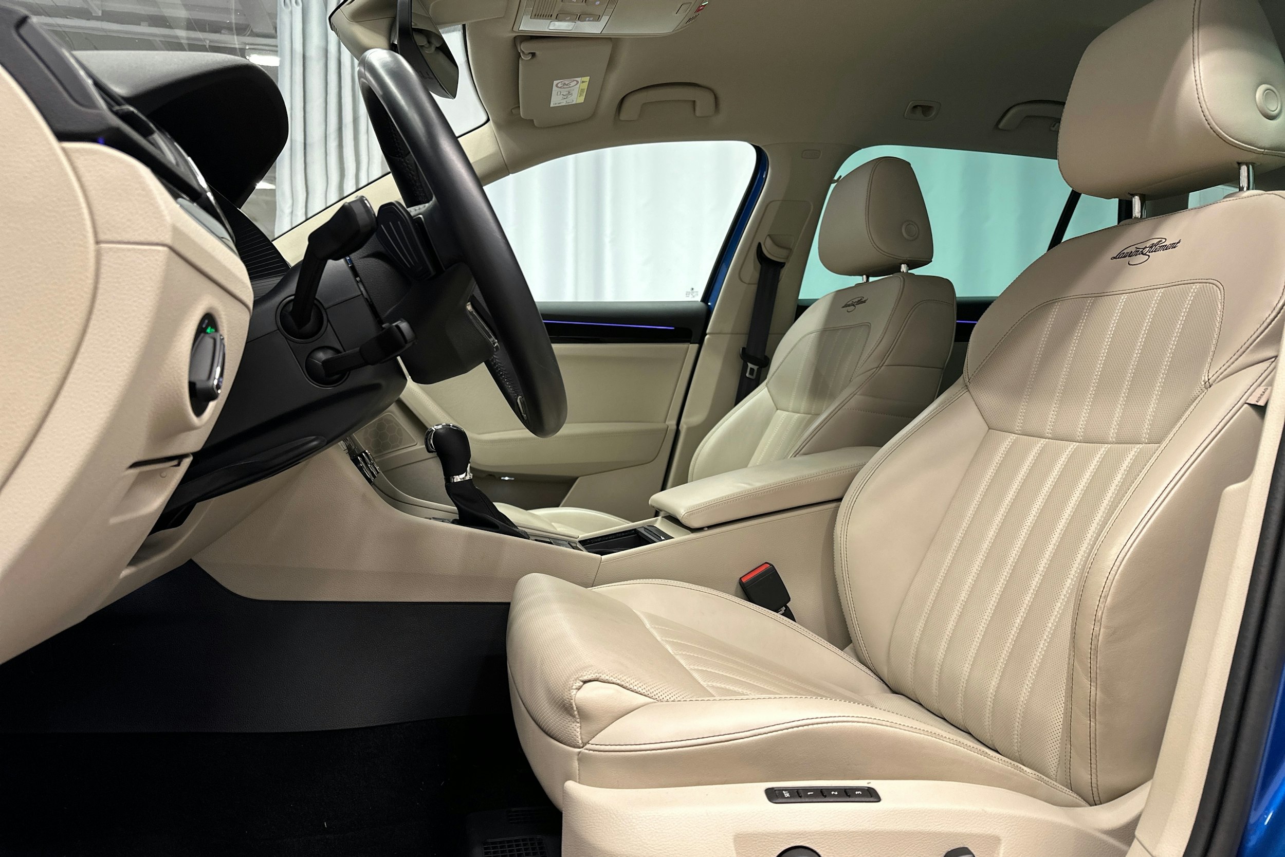 sininen Skoda Superb 2023 kuva 25.