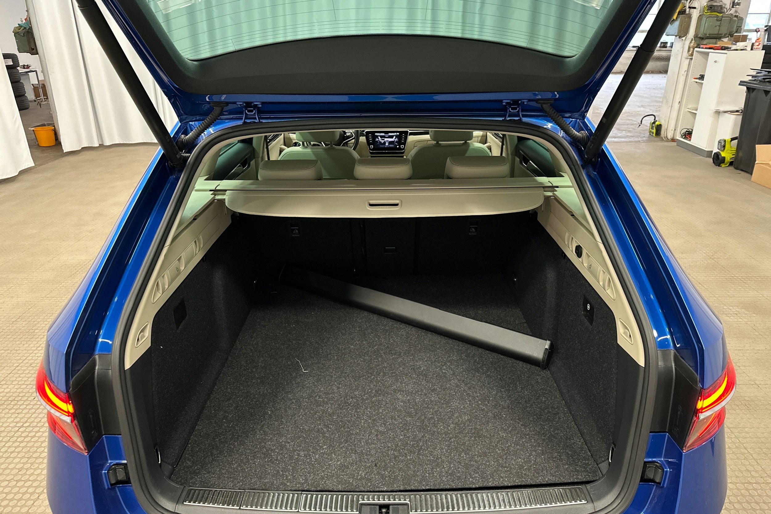 sininen Skoda Superb 2023 kuva 29.