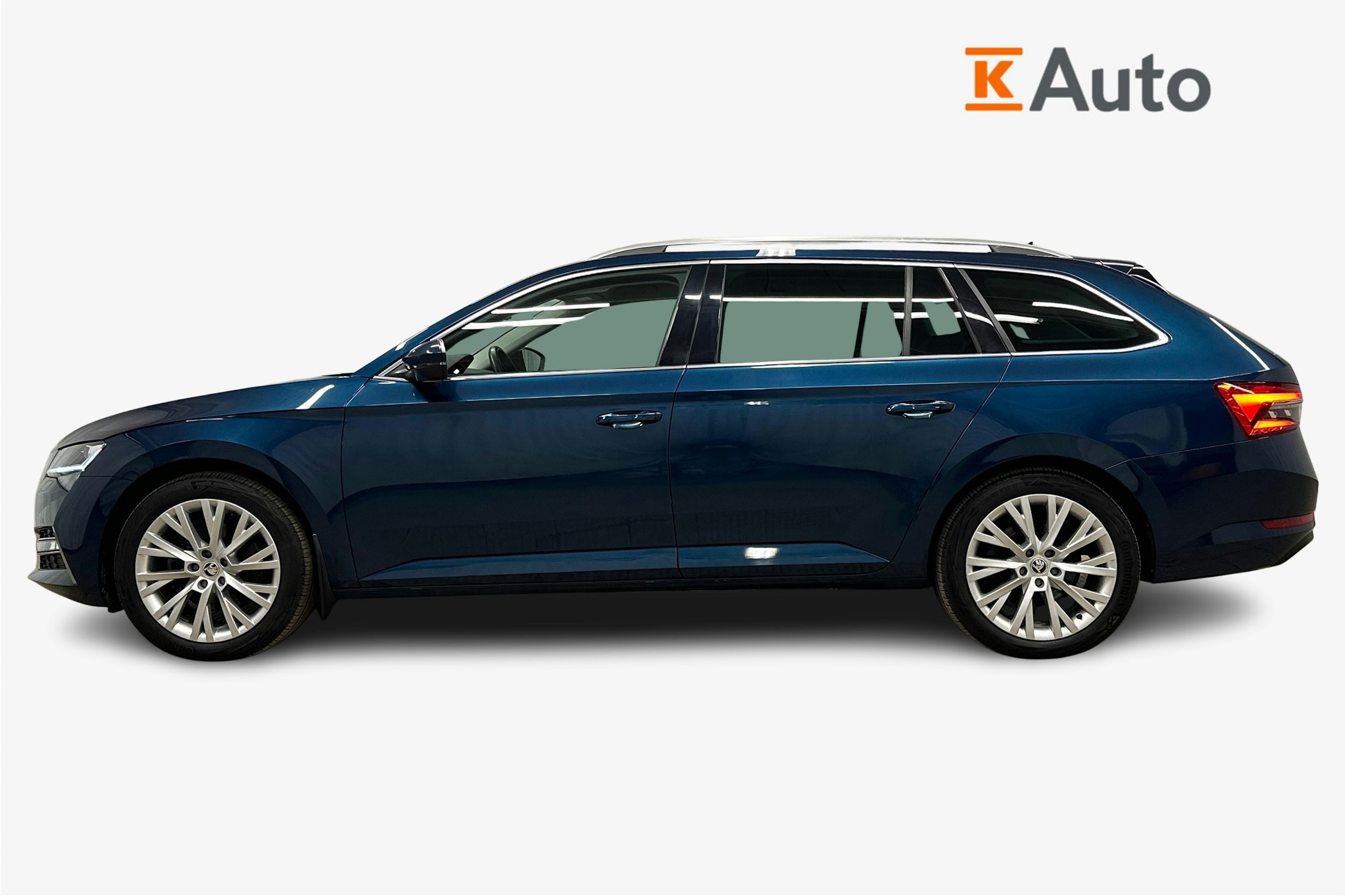 sininen Skoda Superb 2023 kuva 6.
