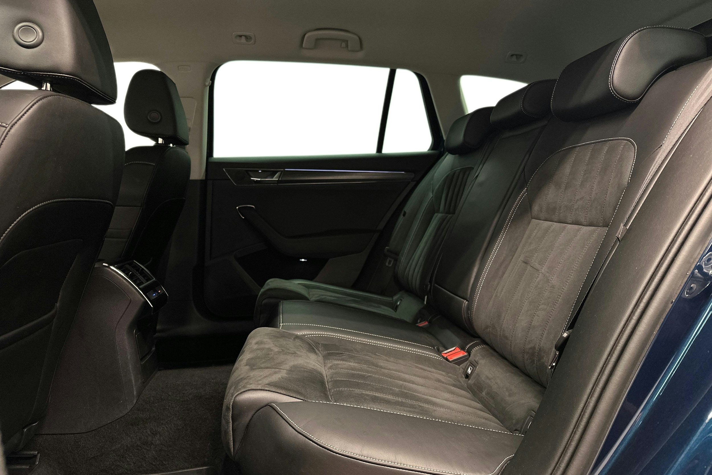 sininen Skoda Superb 2023 kuva 10.