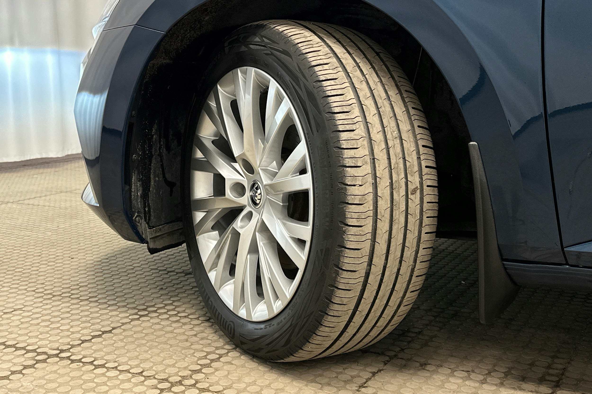 sininen Skoda Superb 2023 kuva 13.