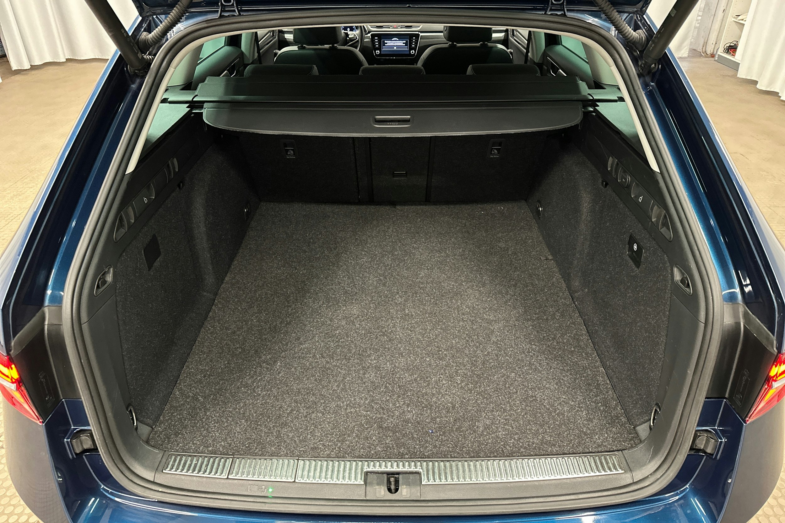 sininen Skoda Superb 2023 kuva 14.