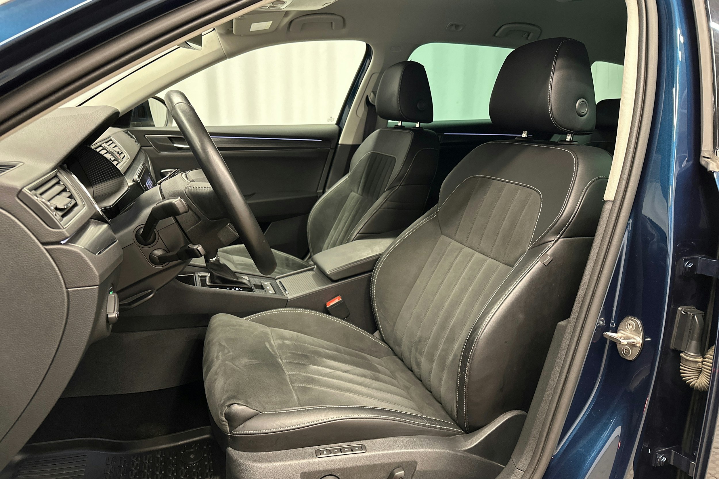 sininen Skoda Superb 2023 kuva 17.