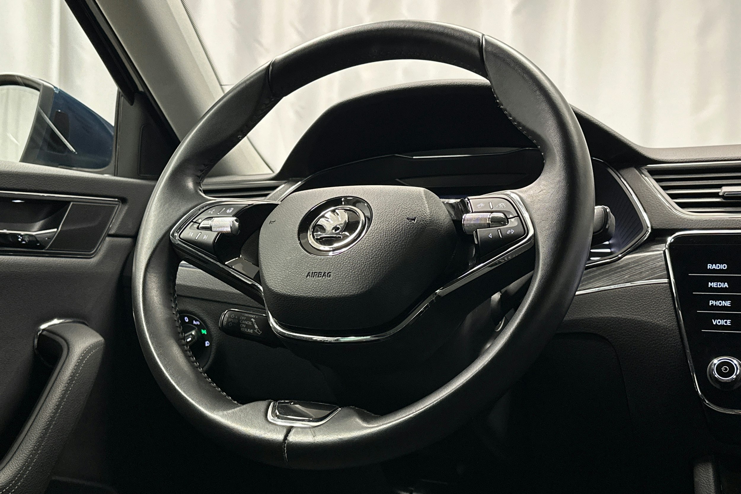 sininen Skoda Superb 2023 kuva 19.